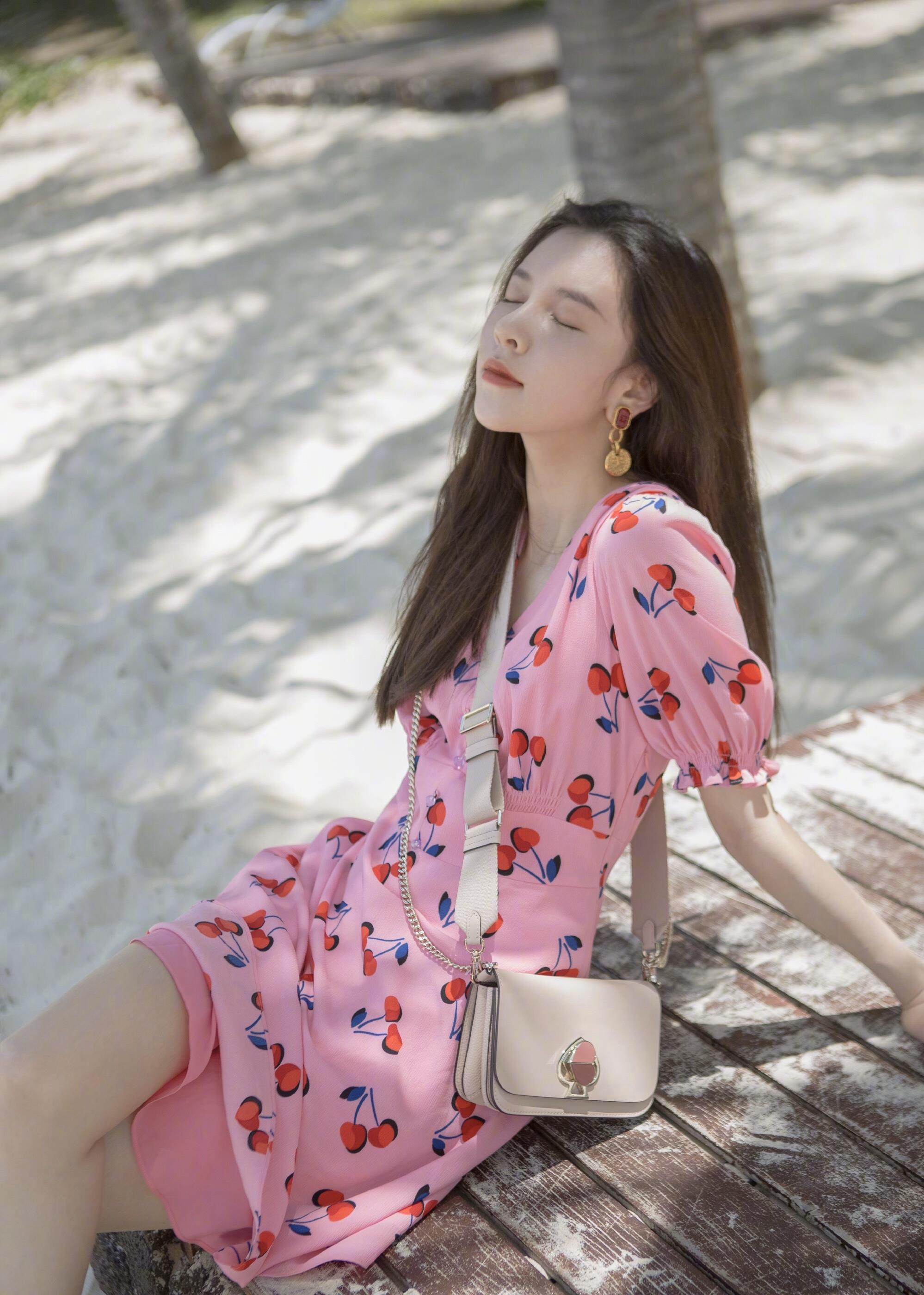 24岁如樱桃般甜美,宋妍霏晒海边度假照,粉色连衣裙清新可人_造型_时尚