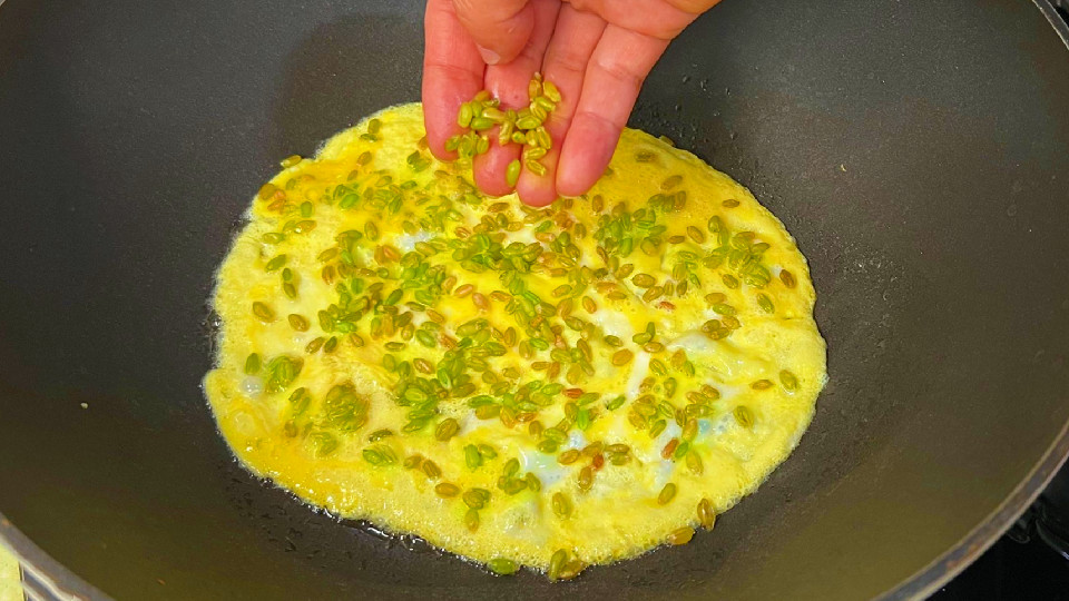 青麦仁鸡蛋饼需要准备的食材:青麦仁,鸡蛋,盐【具体做法】1,碗中打入