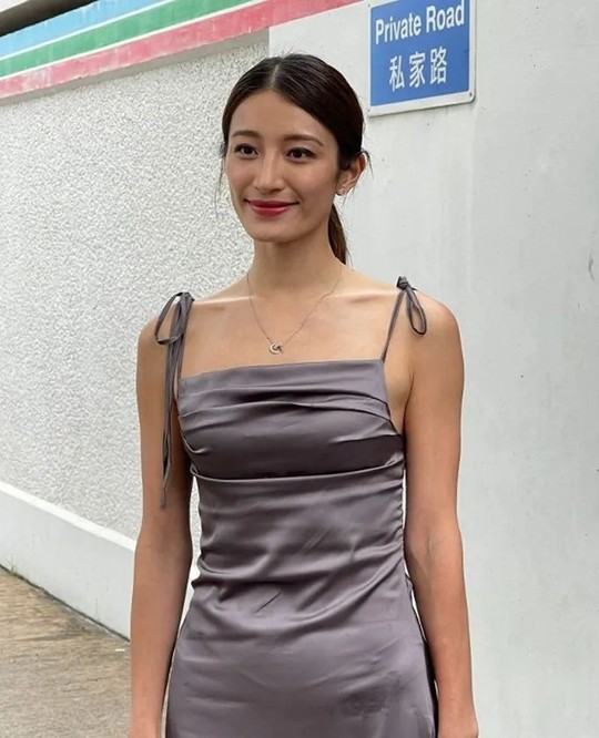 进入复试的候选人中,只有邢慧敏的颜值,身材和气质让人眼前一亮.