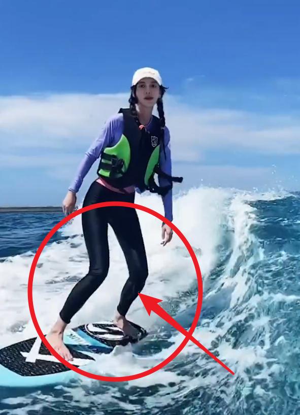 baby晒海上冲浪美照,全程摔了数十次,生图下的腿长我却看愣了_身材