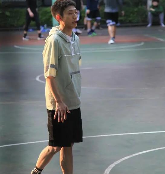 张一山拍完戏在校园打球,一身行头成亮点,怪不得他能火!