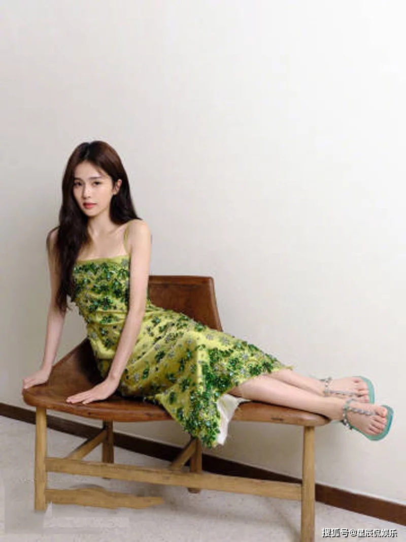 原创可盐可甜女神白鹿坐在竹筏上拍唯美写真新造型让人眼前一亮