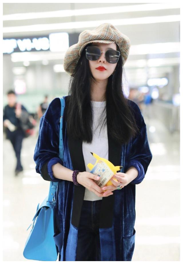 范冰冰机场街拍真高调,穿丝绒外套搭56500包包,38岁美得高级_大衣