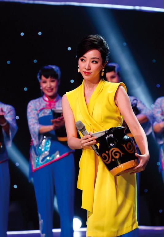 参加了"挑战主持人"大赛,一举拿下全国季军的好名次,于是被央视破格