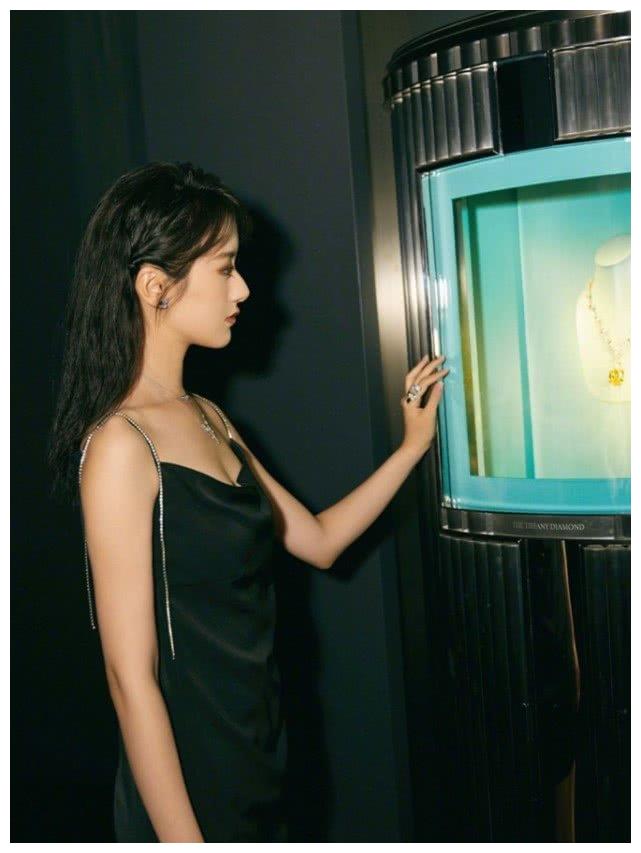 剧中曾饰演张艺兴老婆如今修身裙都能穿出皱纹彻底酸