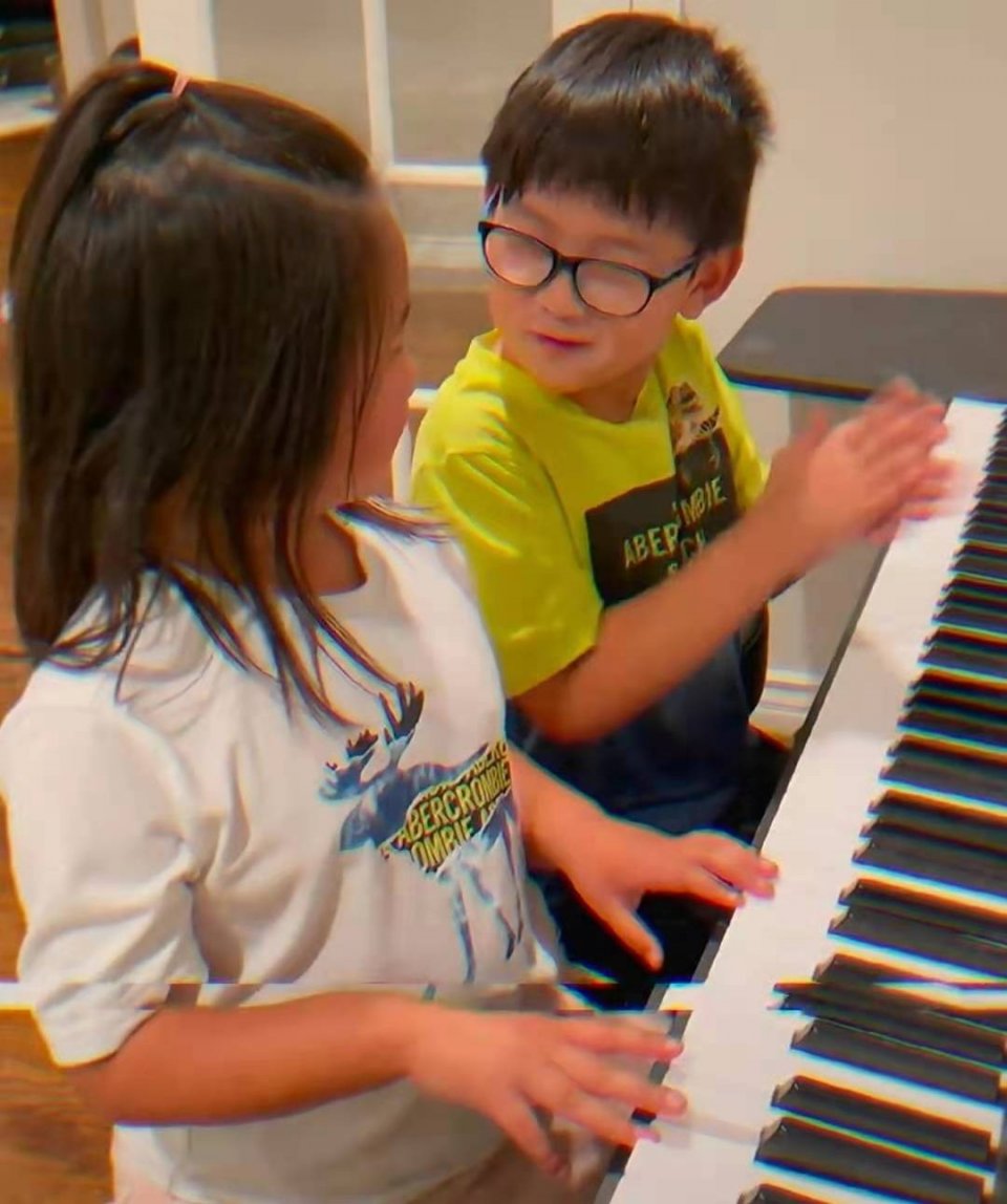 女儿只穿纸尿裤弹琴,豪宅杂乱玩具堆满地_七宝_孩子_妹妹