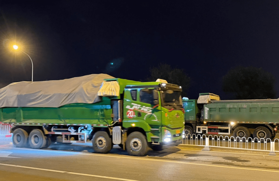 山西海星集团中国重汽汕德卡一晚收入四五千渣土车运输这么豪横