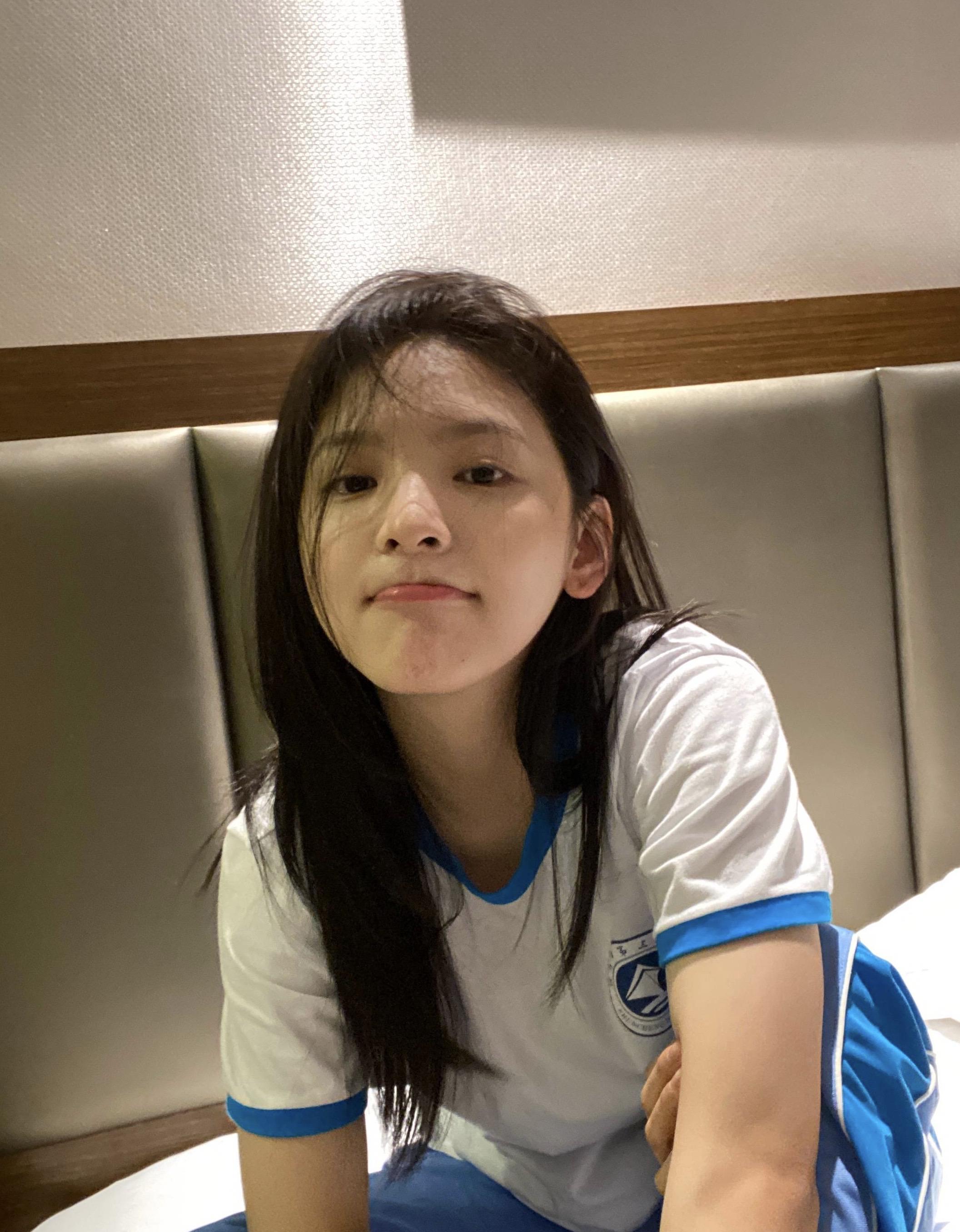 章若楠520深夜发照一个人遛弯,碎花衣配黑色阔腿裤,甜美可爱_美少女