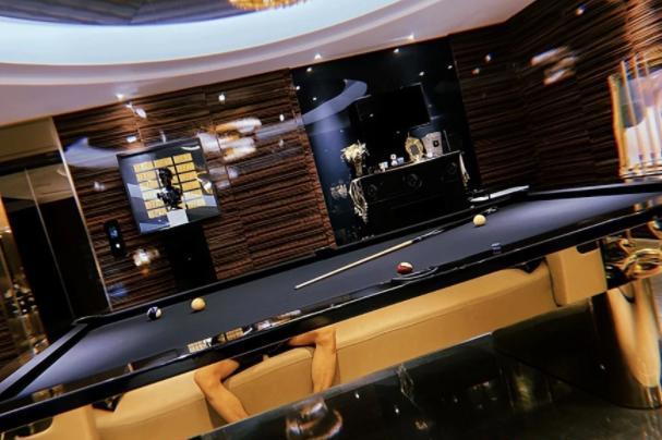 原创姜潮晒出近照在豪宅内举办家宴内景意外曝光