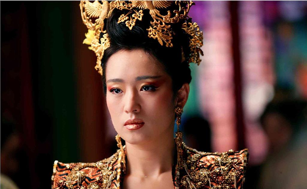 54岁巩俐近况曝光,和老公逛街很恩爱,新剧《花木兰》即将上线