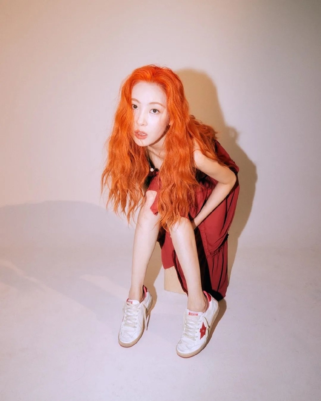 原创橙发无袖连衣裙的惊艳宣美秀出纤细苗条身材散发性感魅力