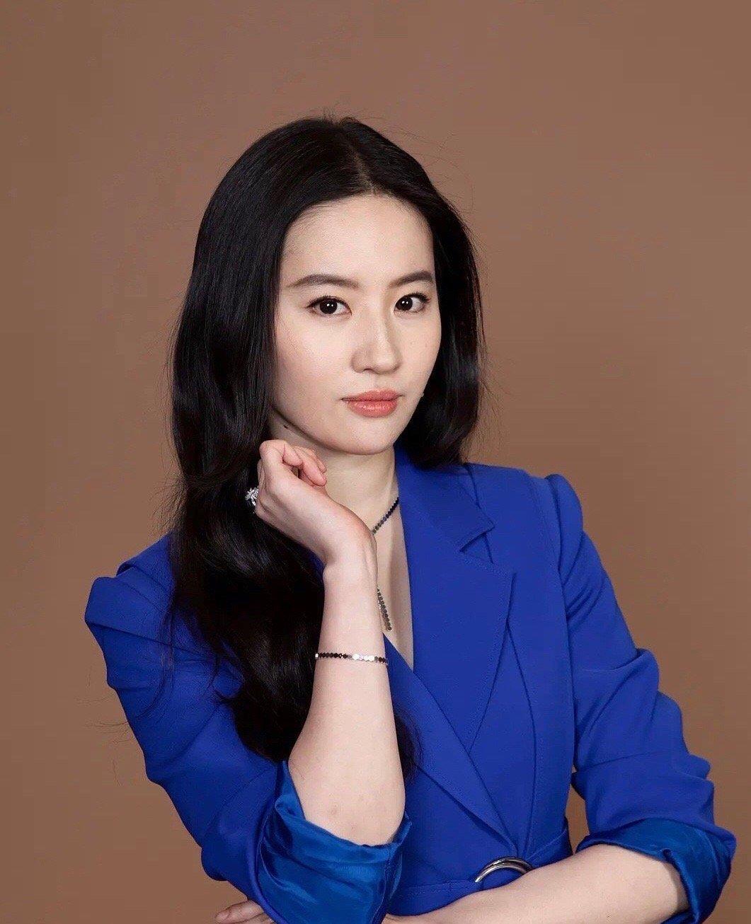 原创33岁刘亦菲生图曝光素颜怼脸照过于真实放飞自我没包袱