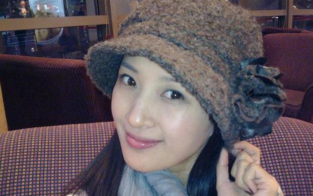 因为在结婚后,曹晓雯怀孕了,她的事业不温不火,于是在她26岁的时候暂