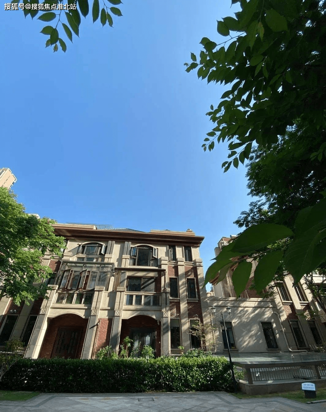 【官方】:武汉《银泰御华园》售楼处_【武汉别墅】售楼处【售楼中心】