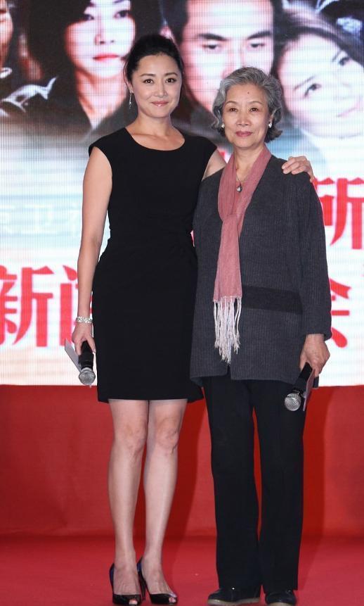 例如这一套,刘蓓正是采用黑色裙子搭配披肩的款式,不过不一样的是这条