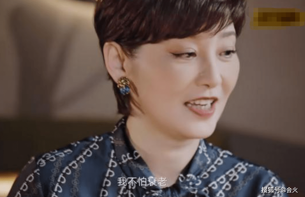 41岁陈冠希与美女路人合影!鬓角发白法令纹明显