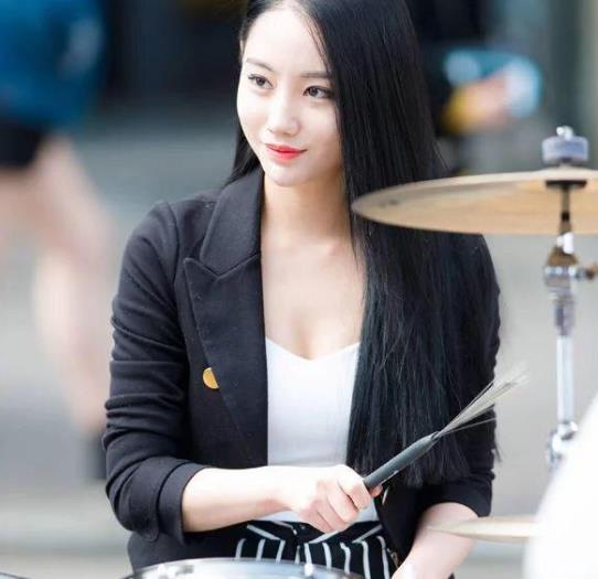 原创还记得最美鼓神吗曾因颜值红极一时今落魄酒吧走穴捞金