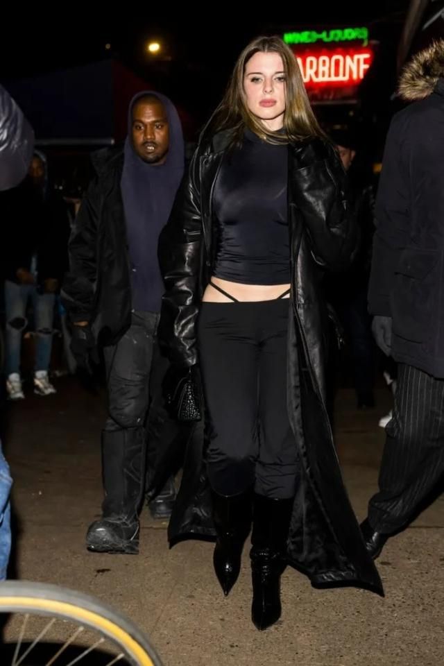 侃爷32岁前女友罕见端庄,穿上高定婚纱美翻,"终于遮住了胯骨"_茱莉亚