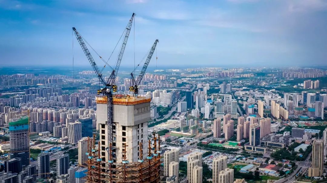 核心筒在今天正式封顶,自此,这座428米的超高层建筑的建设已突破最后
