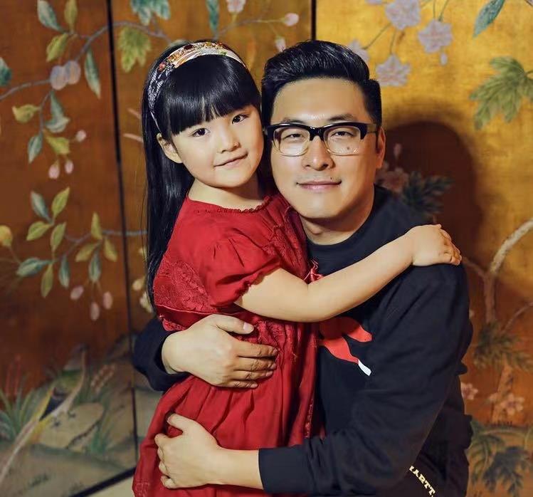 12岁王诗龄的画作在罗浮宫参展画家爷爷教绘画刘欢曾指导弹琴