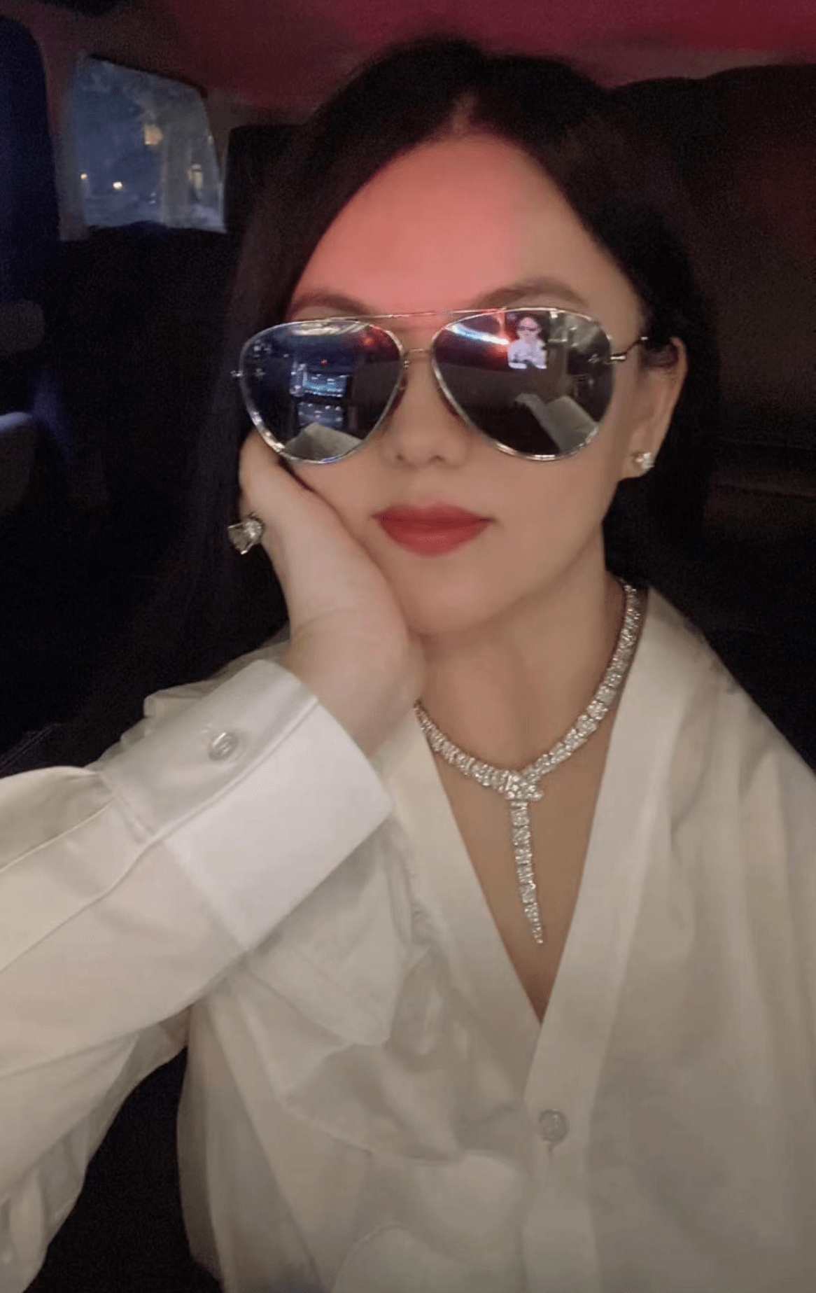 原创李湘凌晨出门约会豪车中晒自拍戴100万元项链身材变瘦心情佳