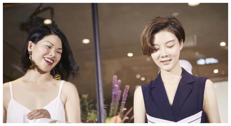 37岁车晓剪掉十年长发变超短发搭配无袖连衣裙显得干练知性