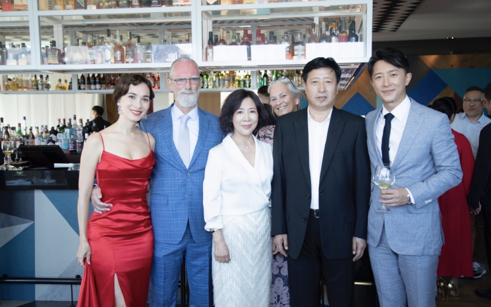 卢靖姗晒庆生照,韩庚捧妻子孕肚恩爱出镜