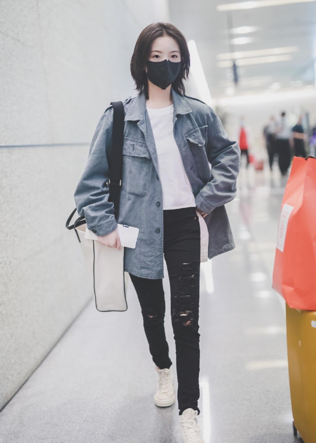 不愧是徐静蕾看中的人,李庚希工装外套配破洞裤