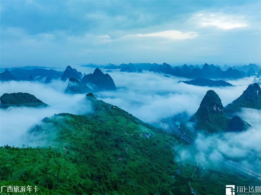 峰林丛丛探云天这里风景独秀被誉为"天空之城"观赏阳朔喀斯特峰林的