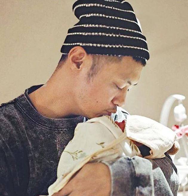 机缘巧合在电影无间道扮演少年陈永仁,因演技出色备受关注.