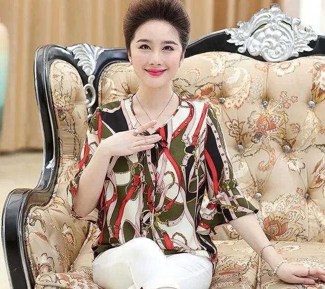 53岁妈妈真洋气逛街穿上这几款妈妈装年轻20岁更有女人味