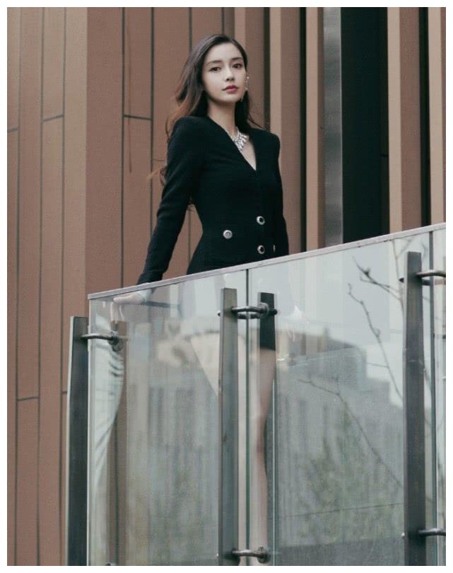 168cm杨颖撞衫170cm的施诗,当了妈也一点儿都不逊色_黑色_连衣裙_时尚