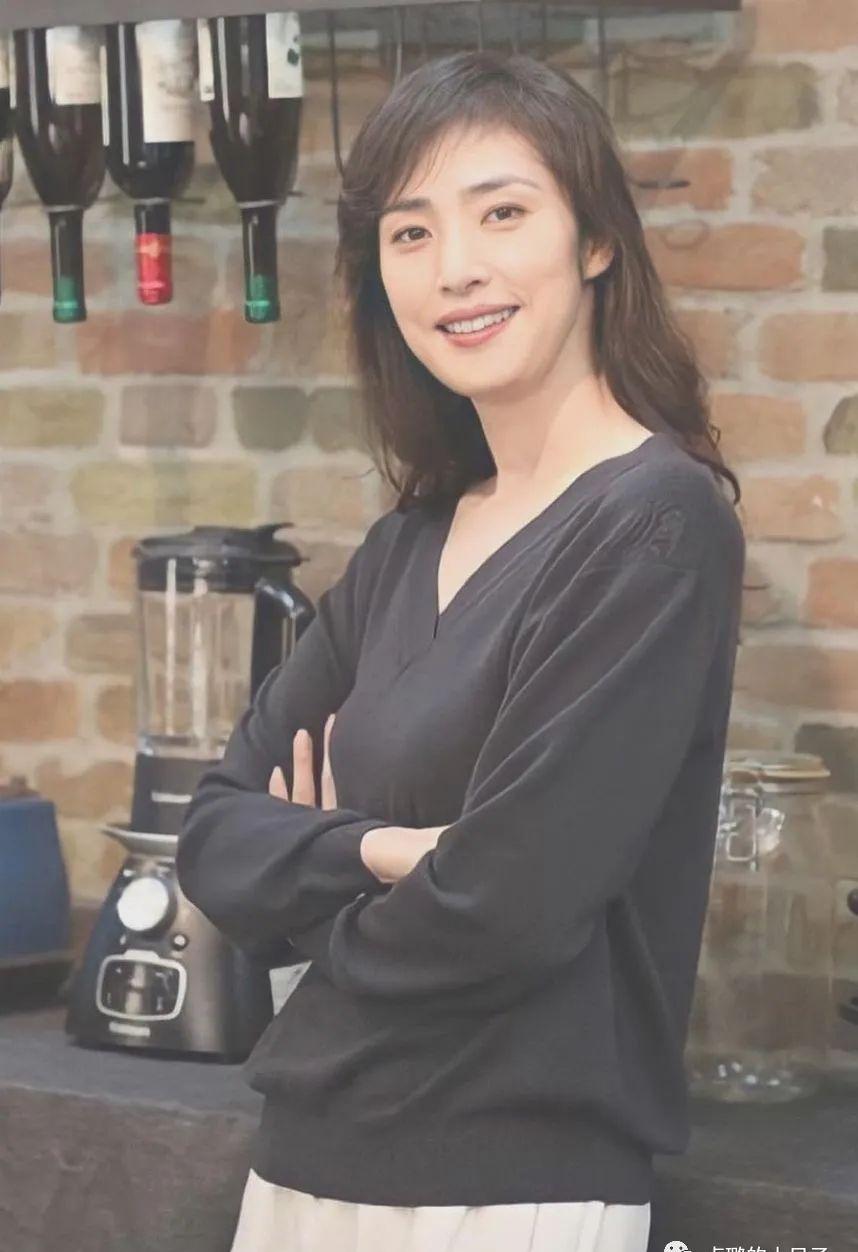 54岁的天海佑希穿搭美出天际,为什么国外女人都想成为她?