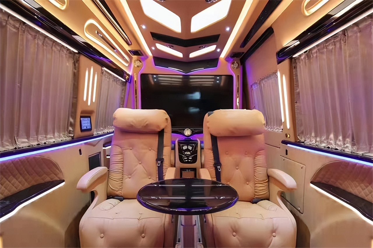 全新依维柯欧胜改装豪华七座商务车,定制豪华内饰