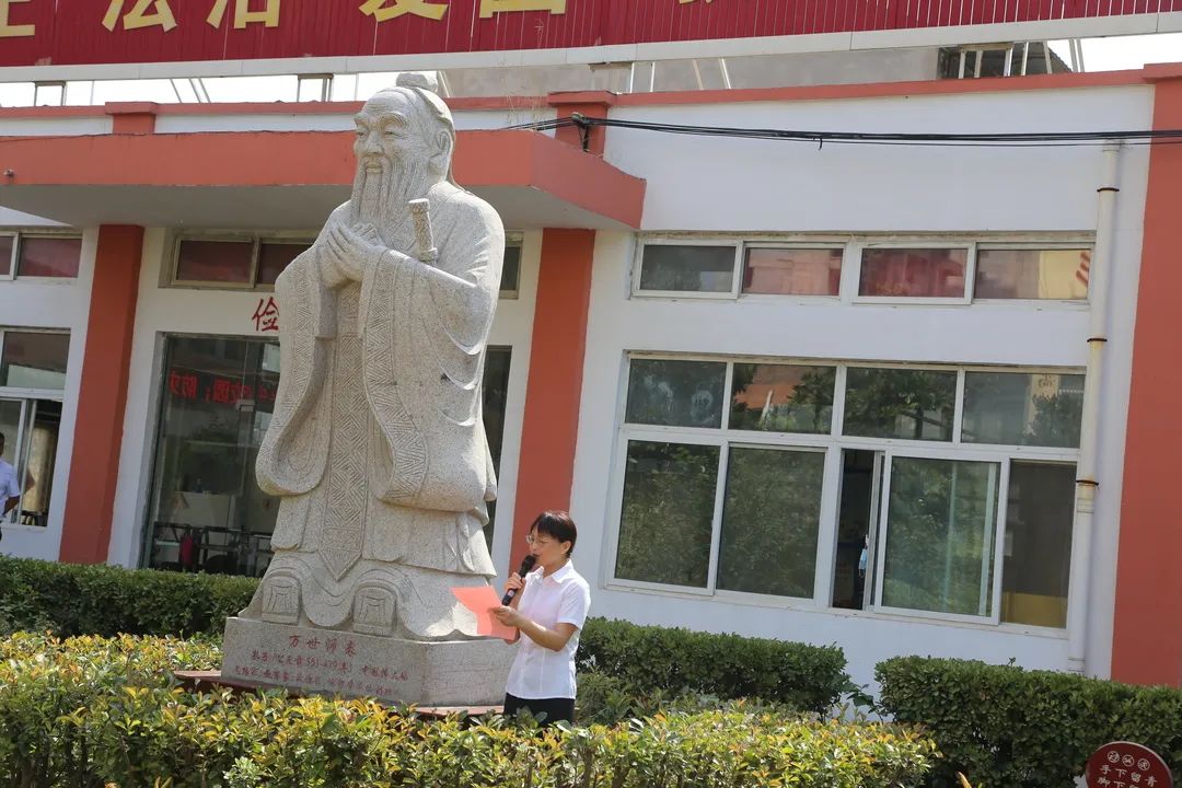 虞城县明德小学举行孔子像揭幕仪式