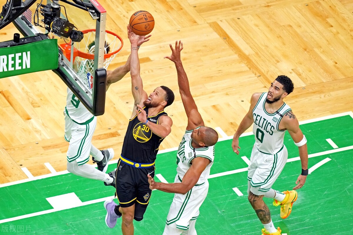 并且还在末节折损了库里这位绝对核心,后者在一次拼抢地板球的情况下