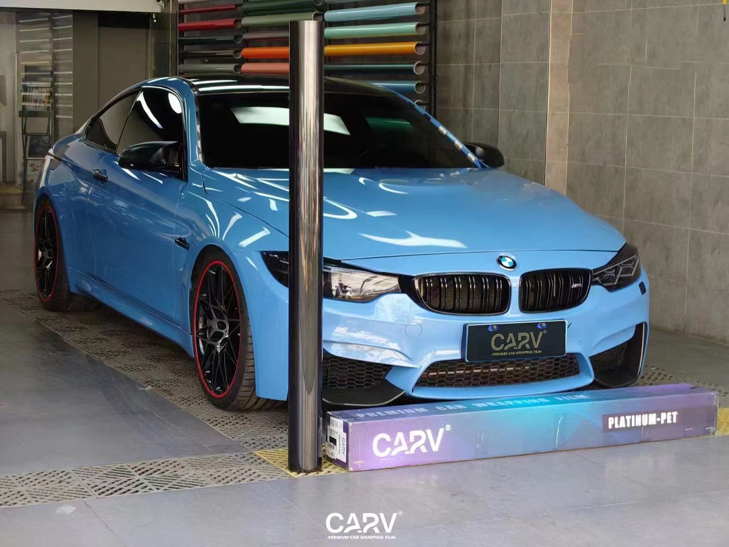 宝马m4卡孚改色膜白金磁铁黑