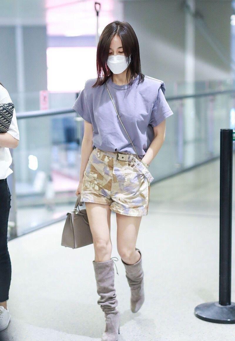 原创王子文这次美的冒泡紫色t恤搭短裤简约大方长发造型温柔可人