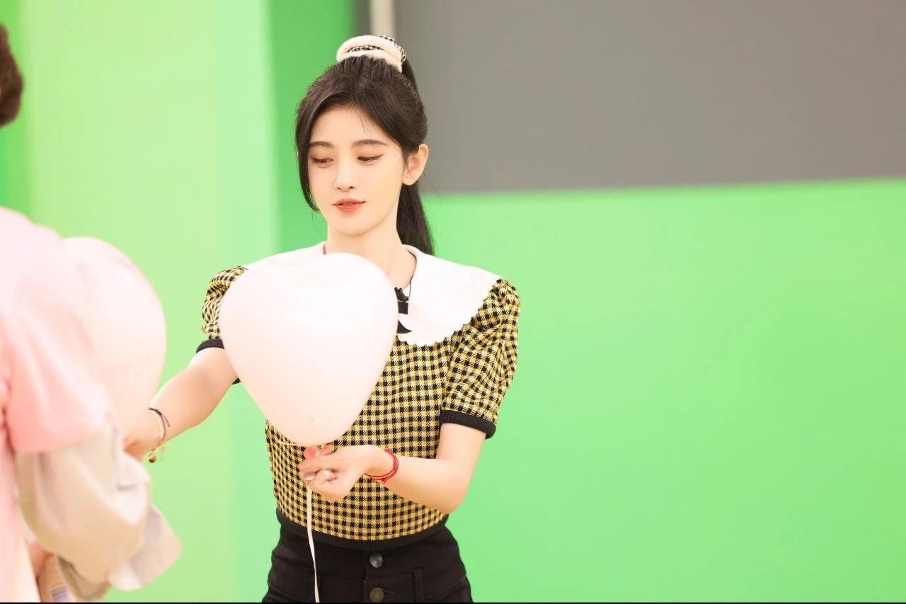 原创鞠婧祎壁纸一身绿色时尚裙仿佛是从丛林中走出来的仙女