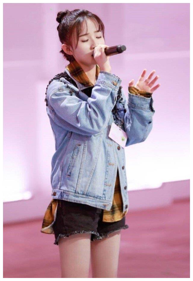 原创张钰琪为掩盖自己腿粗在热裤外紧急加层蚊帐不料气质飙升