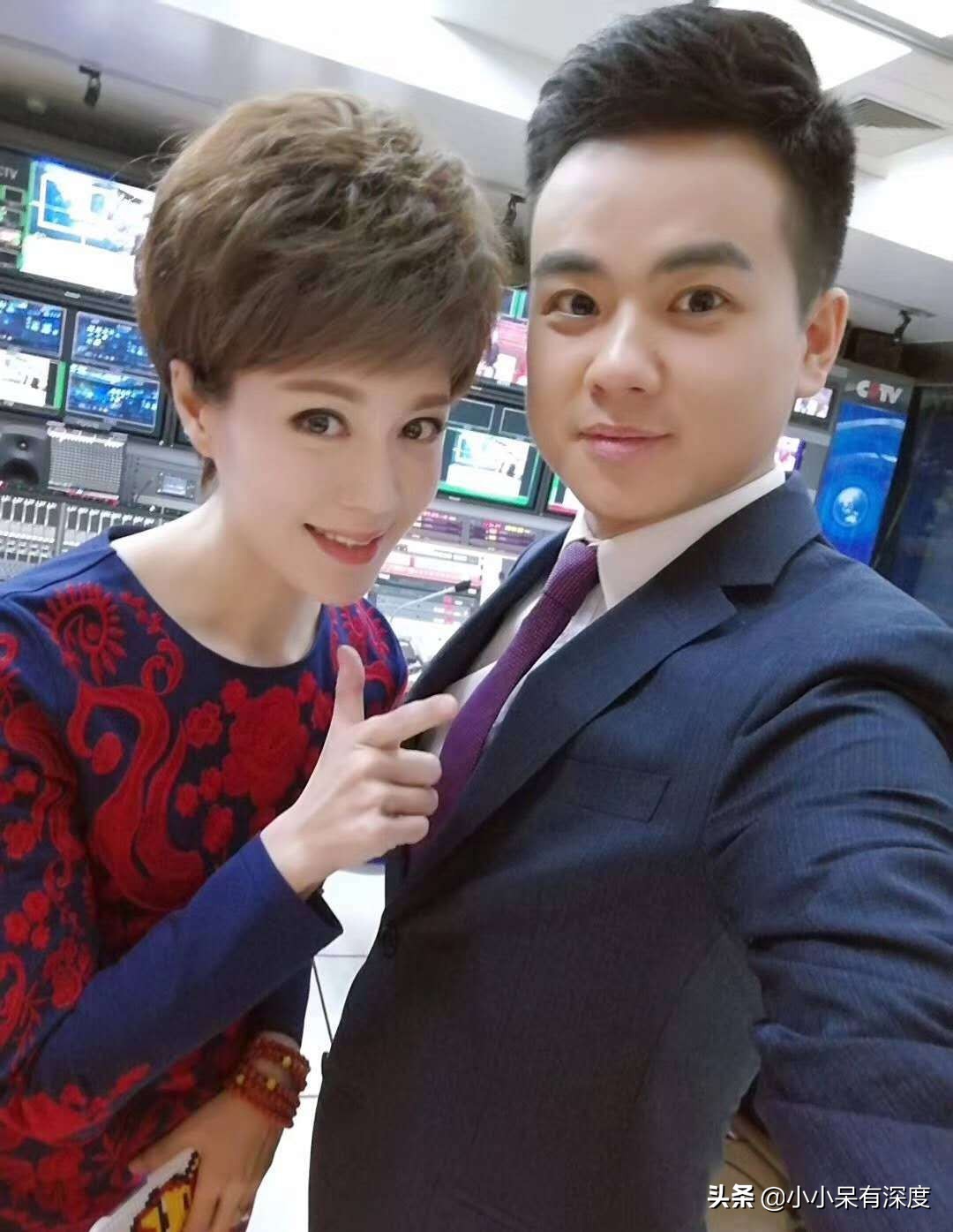 原创李文静46岁了荧屏上的她短发利落台下的她长发飘飘太美了