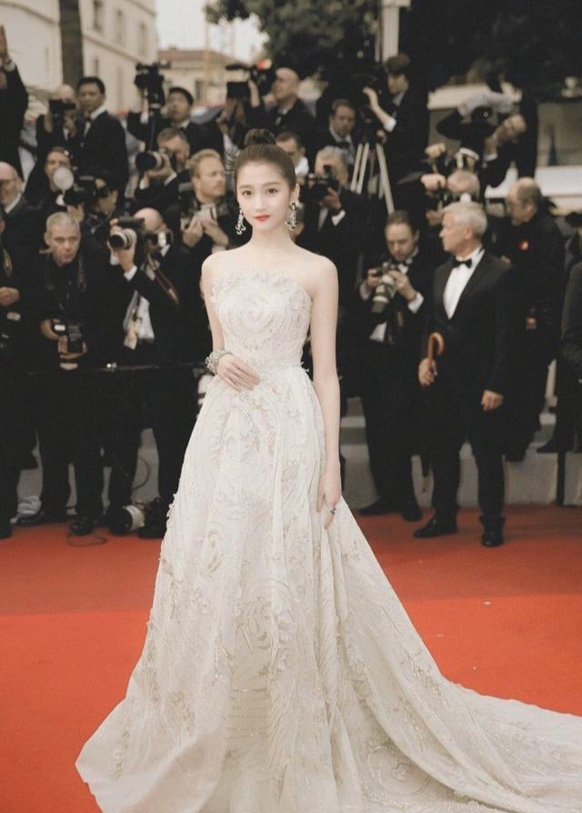 原创关晓彤亮相盛典红毯黑纱镶钻抹身材礼服优雅黑天鹅般的星辰女孩