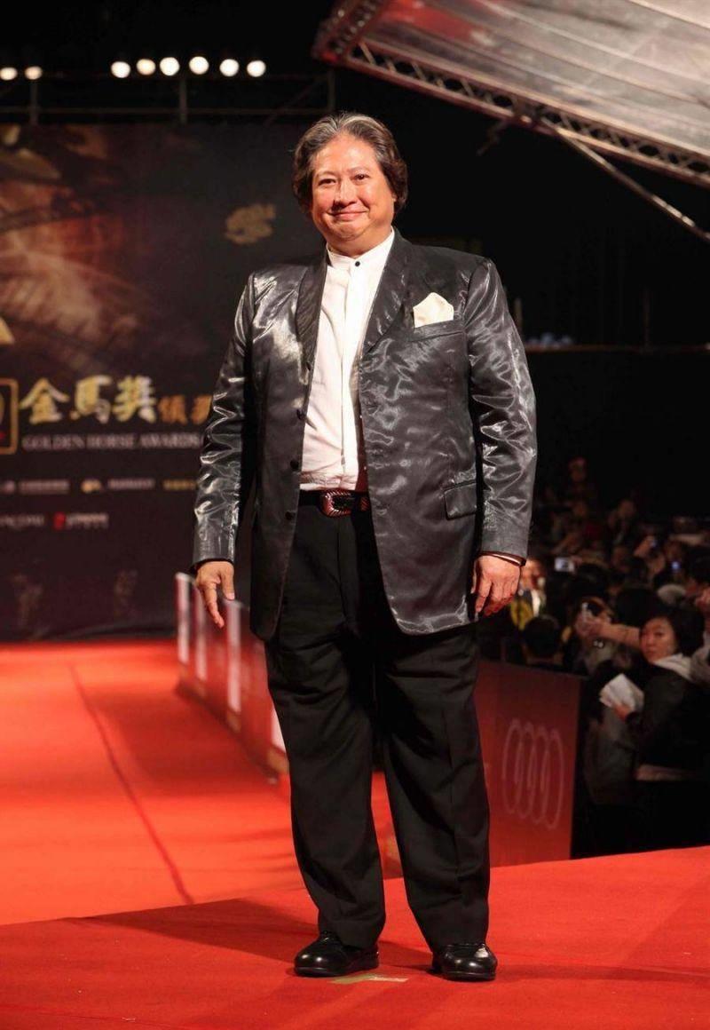 原创68岁洪金宝拄拐照片曝光行动不便身旁三人搀扶引网友惊讶