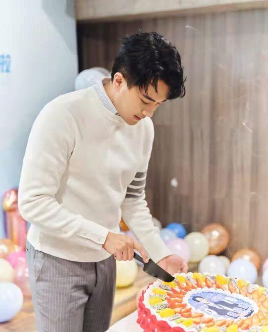 原创刘恺威46岁生日照曝光穿白色上衣少年感十足美丽极佳显年轻