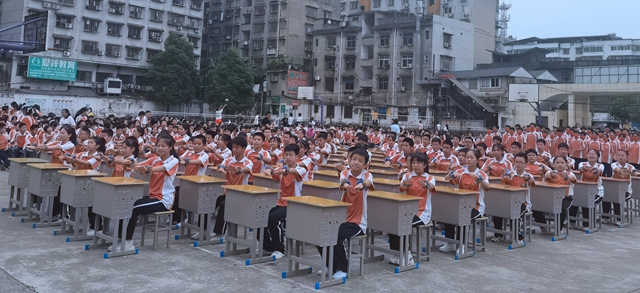 原创冷水江七中举办第一届课桌操比赛