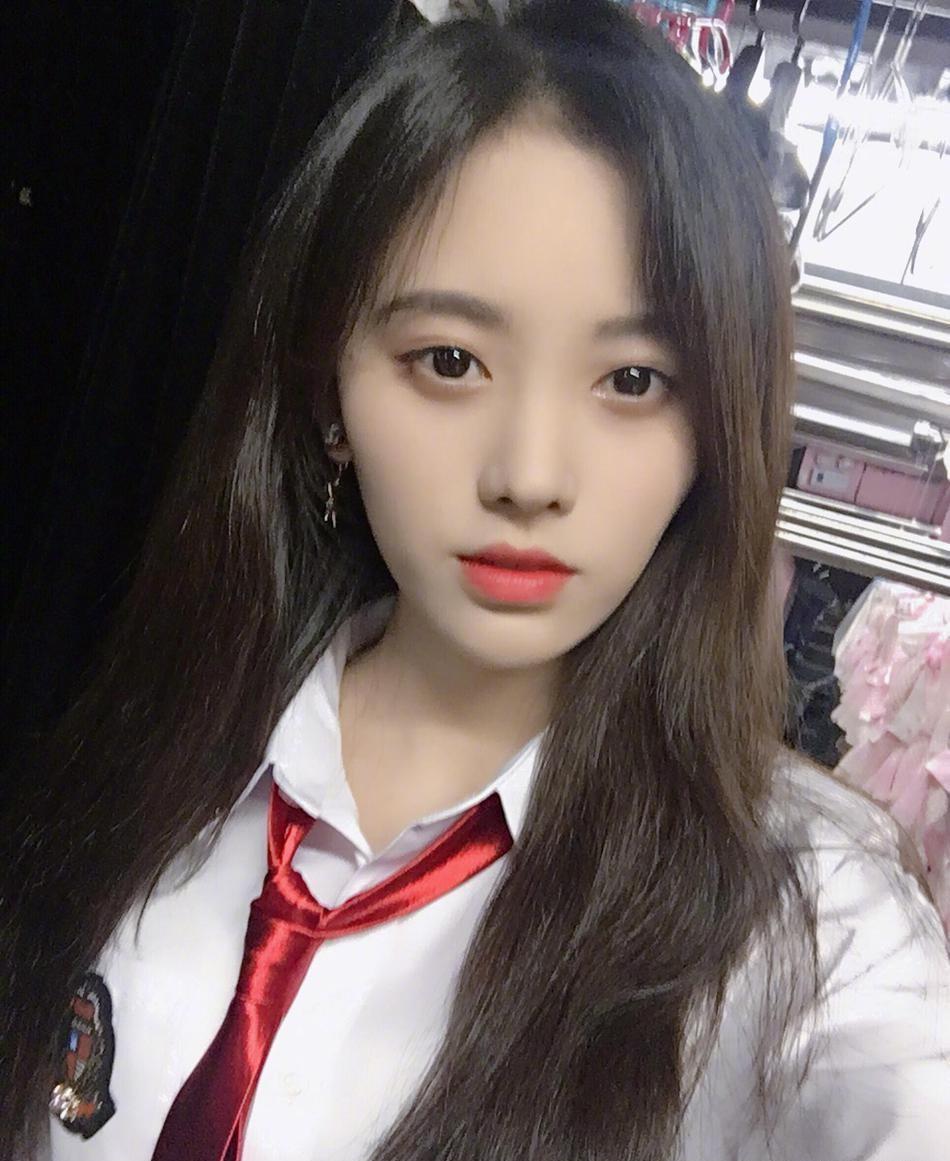 鞠婧祎秀新照,生图很快曝光,隔的不止滤镜,还有全身粉和美白针_照片