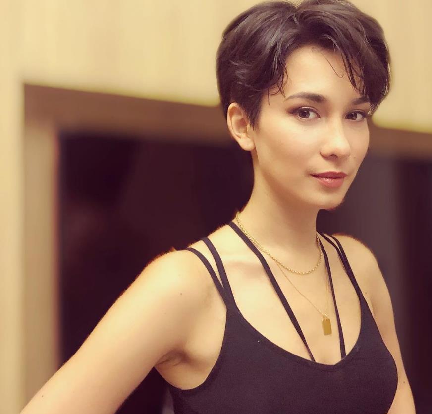 卢靖姗晒庆生照,坐在韩庚腿上太甜蜜,孕期也坚持吃素_罗伊·霍兰_生活