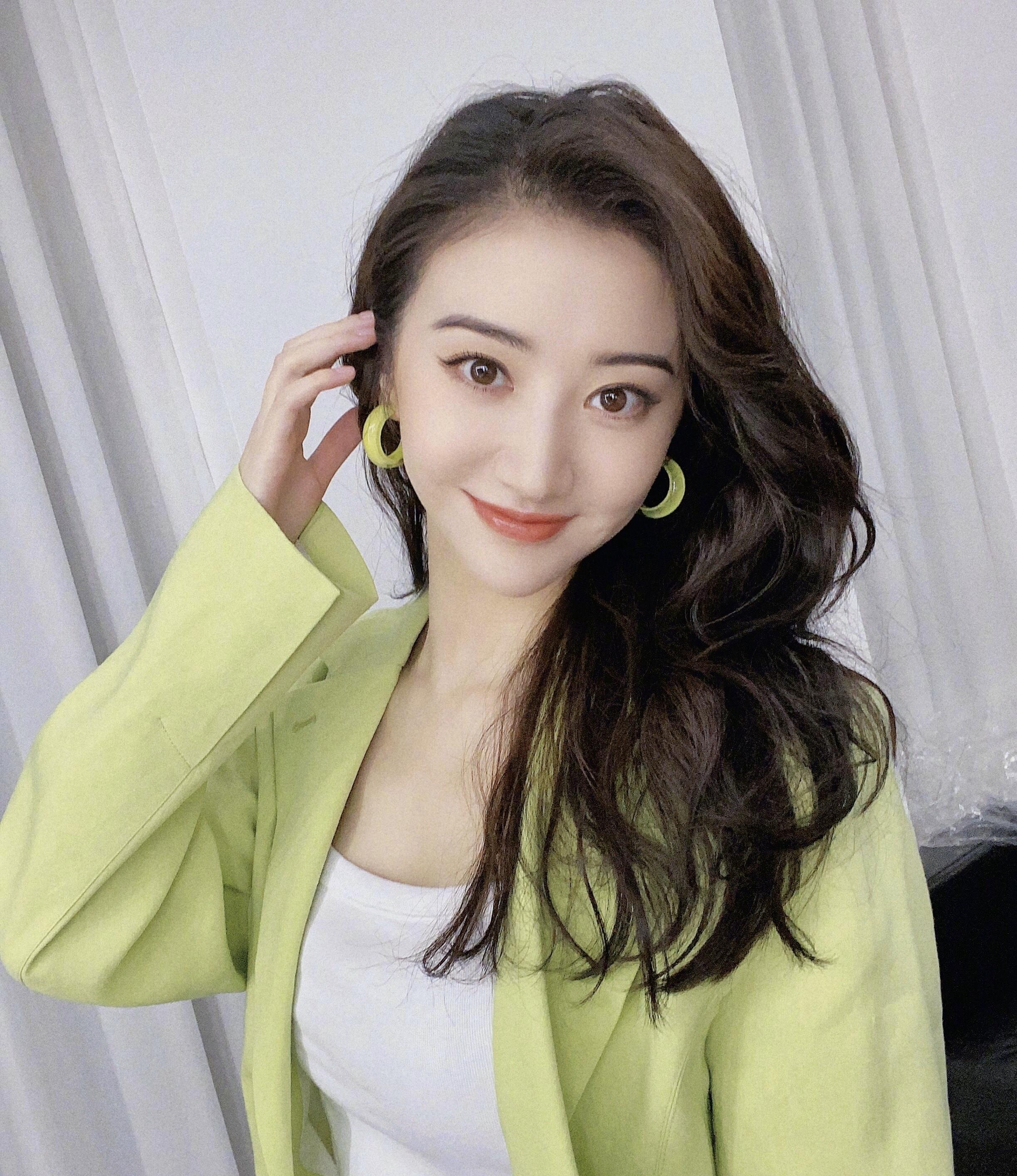 这个绿色十分元气,将景甜的皮肤衬得白皙透亮,而且也很有夏日的感觉