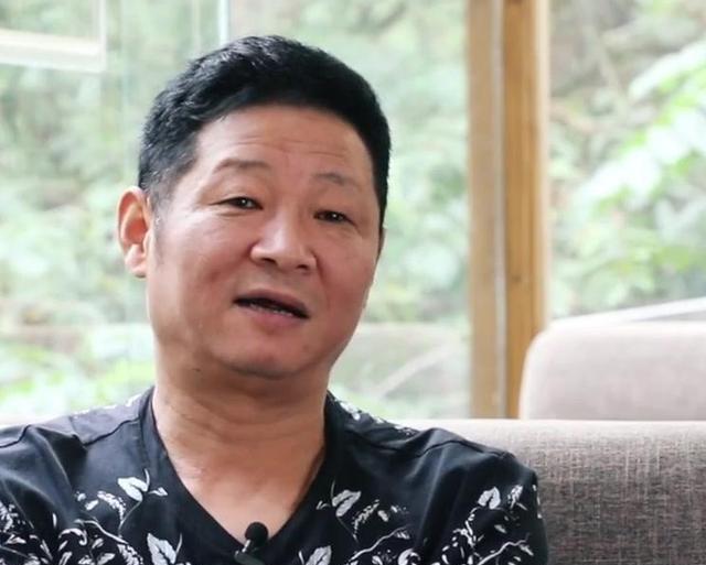 原创他曾是张国立身边的三德子当红时带老婆回农村如今成养鸡大户