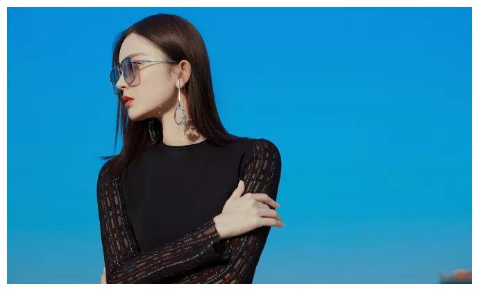 全黑套装大小腿看起来一样粗,差点认不出来_娜莎_黑色_娜娜